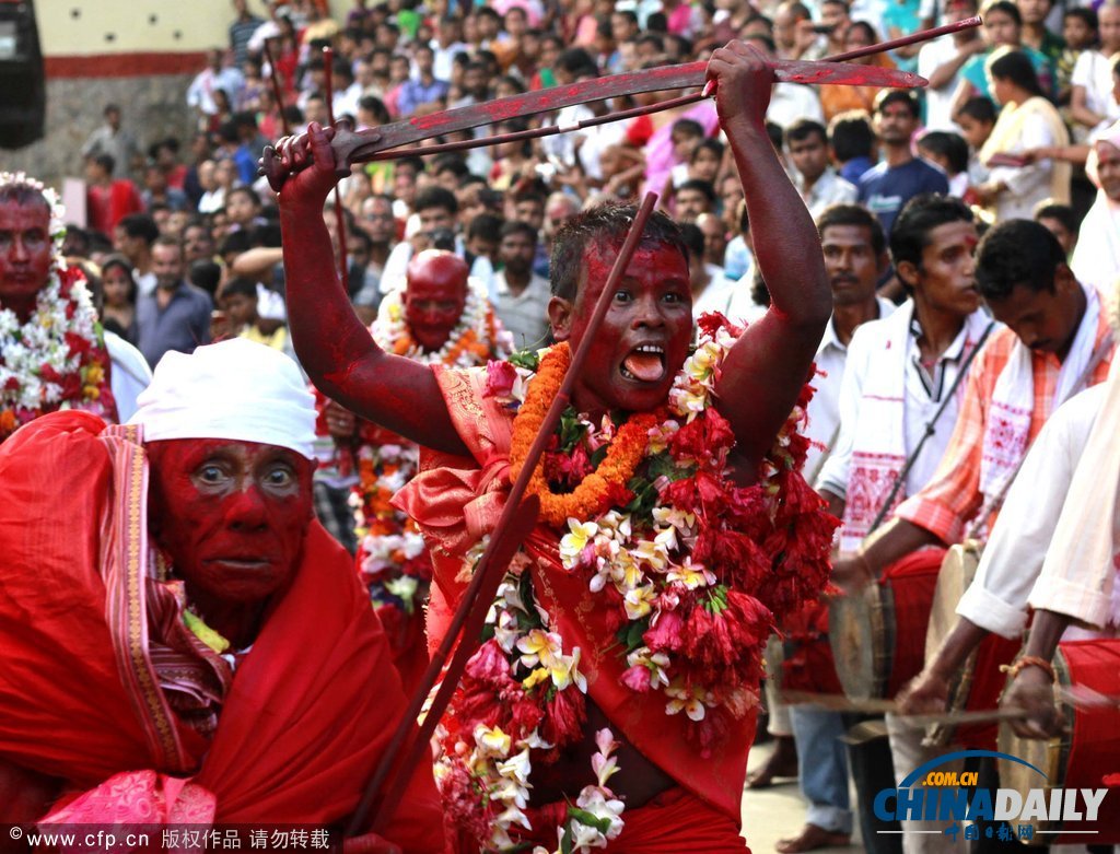 印度慶祝傳統節日 另類舞蹈上演“血色激情”