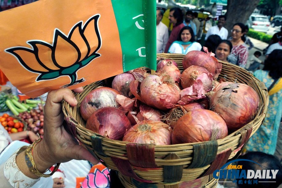 印度反對黨活動家抗議執(zhí)政黨食品安全項目 遭警方暴力驅(qū)散（組圖）