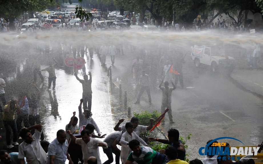 印度反對黨活動家抗議執(zhí)政黨食品安全項(xiàng)目 遭警方暴力驅(qū)散（組圖）