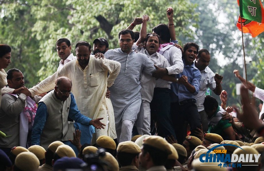 印度反對黨活動家抗議執政黨食品安全項目 遭警方暴力驅散（組圖）
