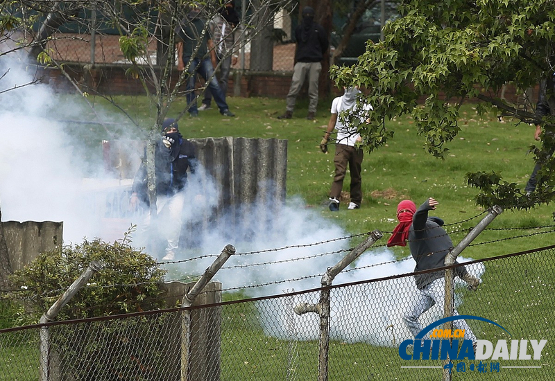 哥倫比亞全國大罷工要求下調(diào)汽油價(jià)格 引發(fā)警民沖突（組圖）