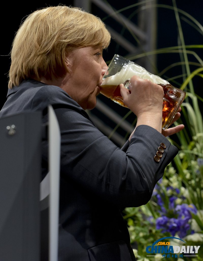 德國總理默克爾出席選舉活動 現場豪飲啤酒（高清組圖）