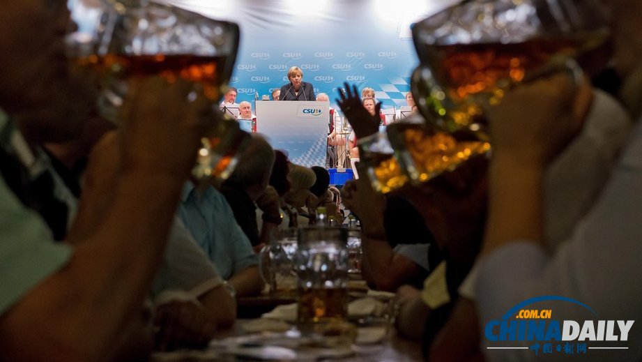 德國總理默克爾出席選舉活動 現場豪飲啤酒（高清組圖）