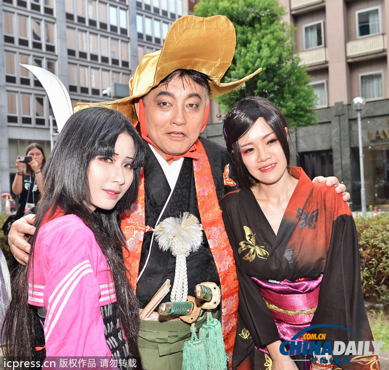 日本名古屋市長亮相cosplay峰會(huì)紅毯 左擁右抱艷福不淺（組圖）
