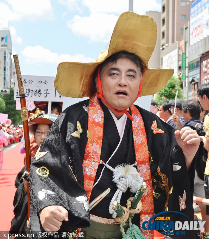 日本名古屋市長亮相cosplay峰會紅毯 左擁右抱艷福不淺（組圖）