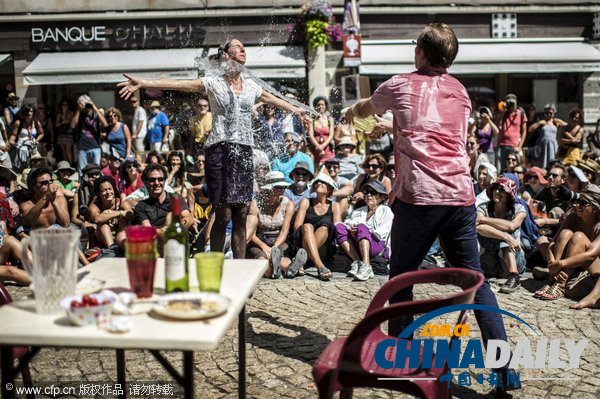 法國舉辦“街頭戲劇節” 藝術家激情表演超涼爽