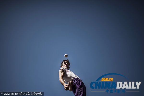 法國舉辦“街頭戲劇節” 藝術家激情表演超涼爽