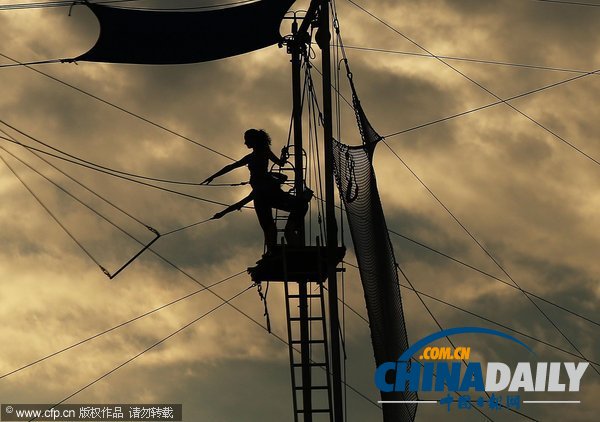 感受美國紐約秋千學(xué)校 空中搖蕩驚心動(dòng)魄（組圖）