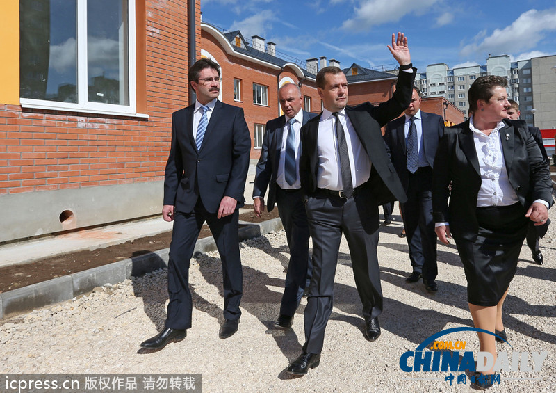 梅德韋杰夫走進課堂 小女孩撇嘴表“不屑”