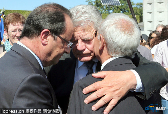 德法總統(tǒng)一起憑吊納粹屠殺遇難者 被贊體現(xiàn)德國(guó)尊嚴(yán)