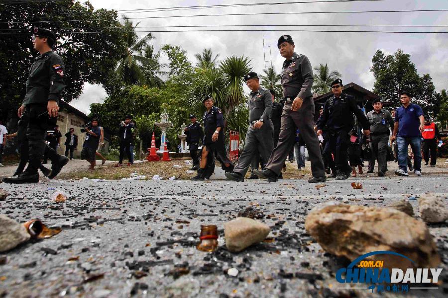 泰國南部膠農(nóng)抗議升級 警農(nóng)沖突激烈警車被燒毀