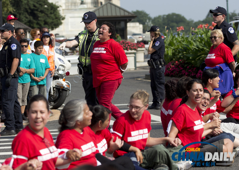 美婦女國會(huì)前組成“人鏈”擁堵道路 要求加快移民改革