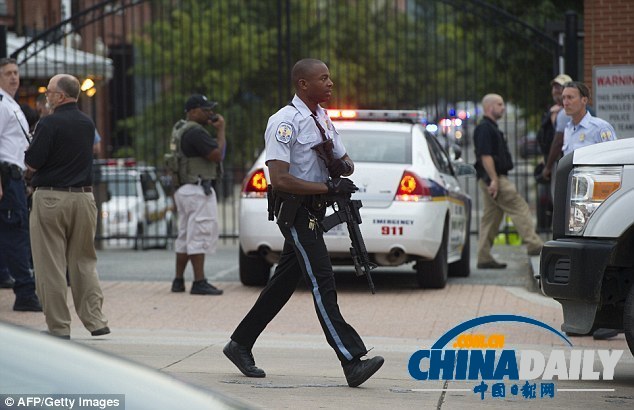 美國(guó)華盛頓海軍工廠發(fā)生槍擊案 10多人死傷兩嫌犯在逃