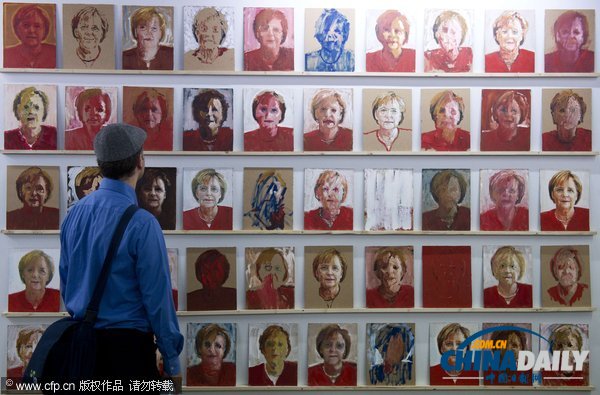 默克爾“小清新照”現(xiàn)身柏林藝術博覽會（組圖）