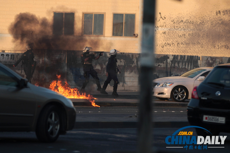 巴林越獄男子葬禮引發騷亂 警察用催淚彈驅散抗議者