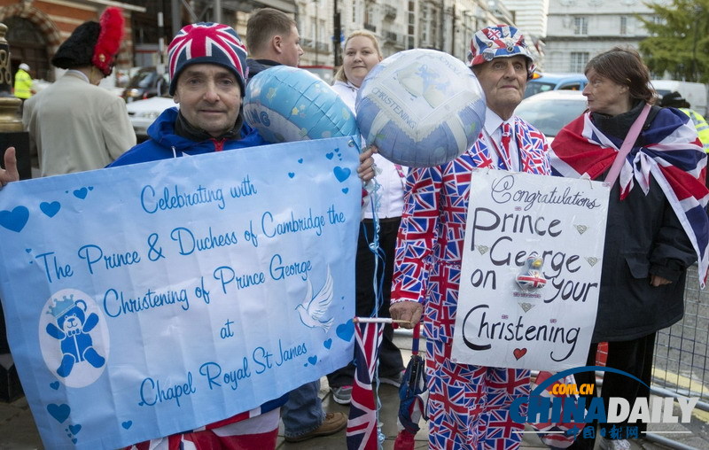 英喬治王子洗禮即將開始 民眾聚于門前雀躍期盼