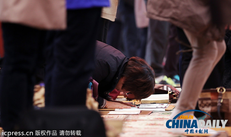 瘋狂高考：考試在即 韓國學生家長跪拜祈福（圖）