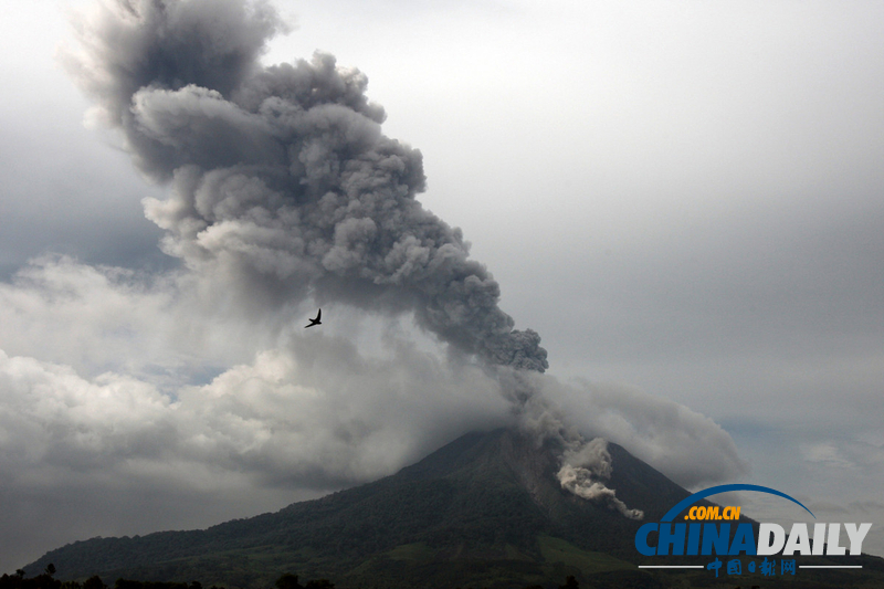 印尼錫納朋火山再次噴發 附近居民緊急撤離