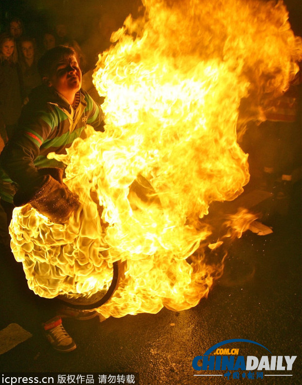 英國傳統扛焦油桶比賽 烈火熊熊看你能跑多遠？