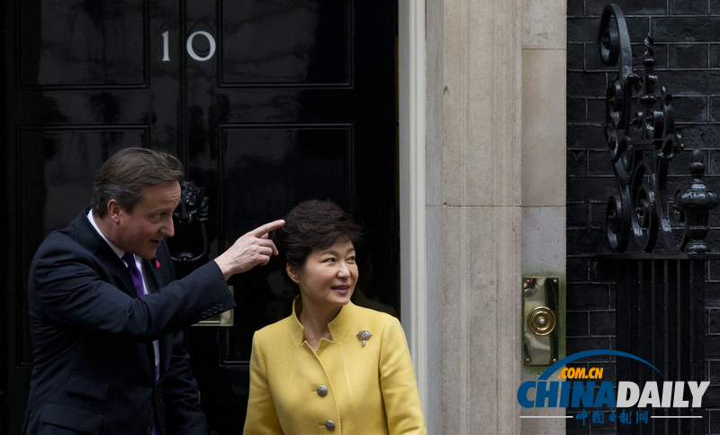 樸槿惠獨自撐傘與卡梅倫雨中會面