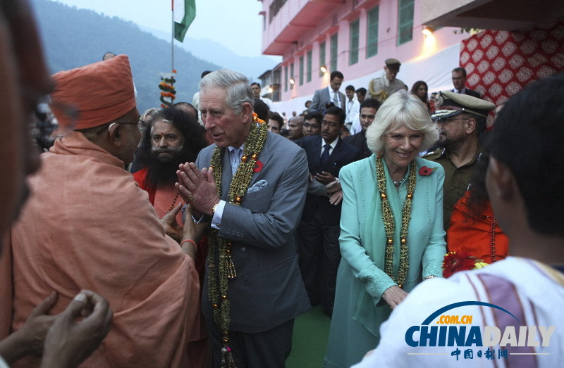 英查爾斯王子攜卡米拉赴印度訪問 恒河旁完成宗教儀式