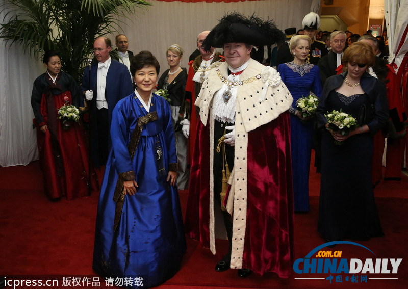 樸槿惠赴倫敦金融城市長(zhǎng)晚宴 穿韓服長(zhǎng)裙被絆倒