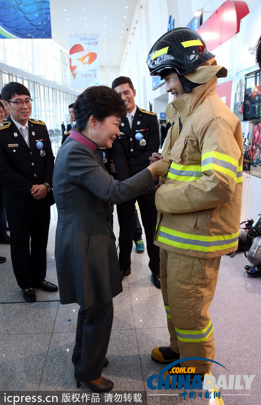 韓國慶祝消防日 總統樸槿惠親自為消防員“穿衣”