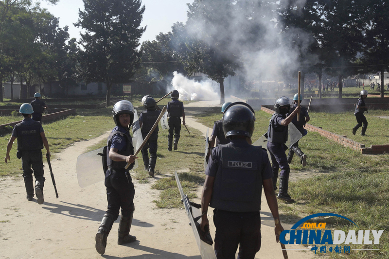 孟加拉國紡織工暴動 造成數十人死亡百家工廠關閉