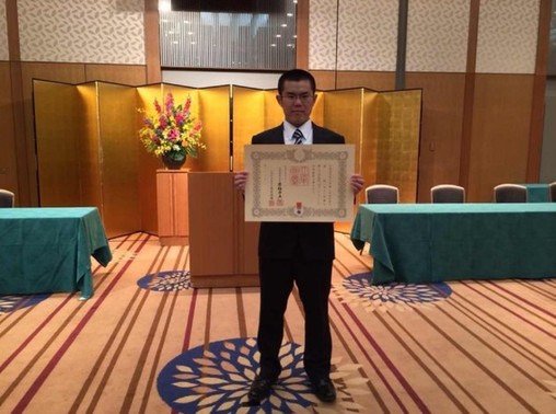 安倍親自表彰救人中國留學生 天皇亦授予獎狀（圖）