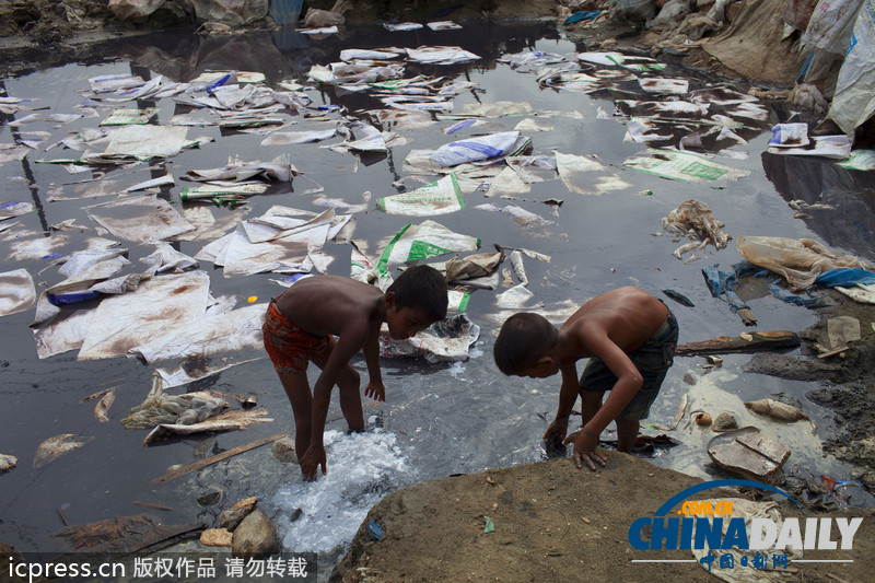 圖片故事：孟加拉國人在因造皮革受污染環境中生活