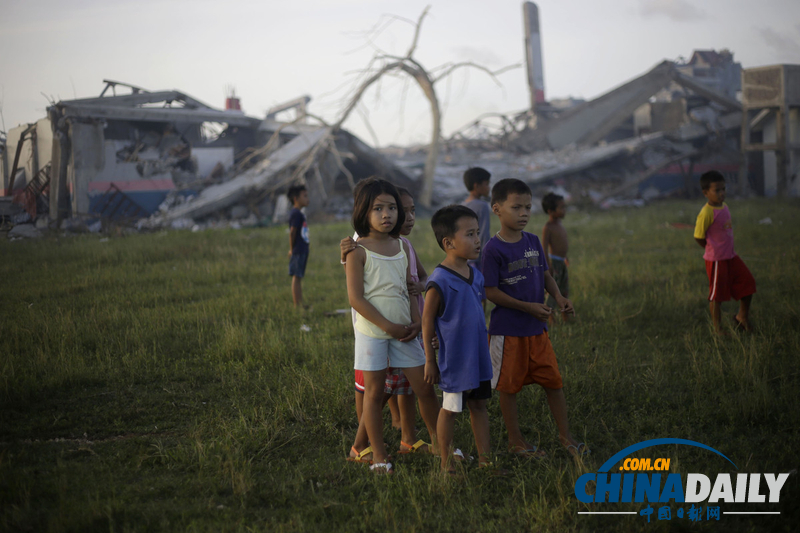 菲律賓少年不識愁滋味 等待救援期間仍樂觀玩耍