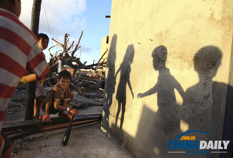 菲律賓少年不識愁滋味 等待救援期間仍樂觀玩耍