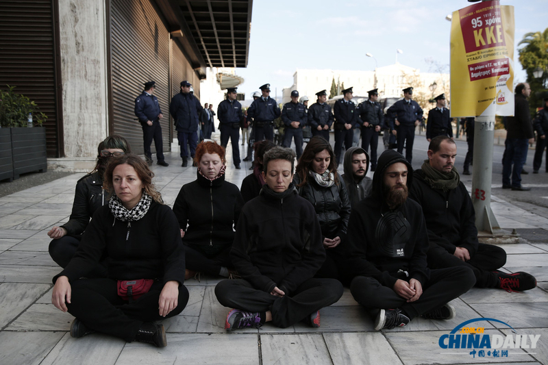 希臘民眾大規模游行 紀念學生起義40周年（圖）