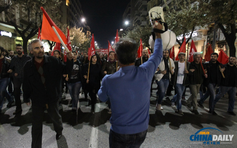 希臘民眾大規模游行 紀念學生起義40周年（圖）