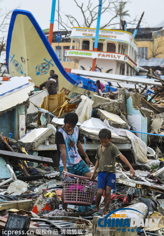 圖片故事：菲律賓受強臺風重創 婦女在廢墟中洗衣