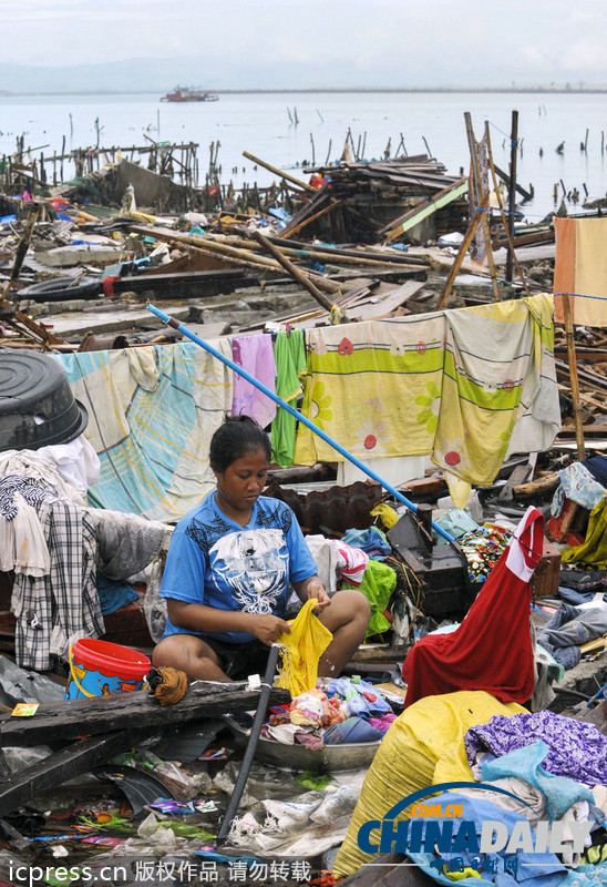 圖片故事：菲律賓受強(qiáng)臺(tái)風(fēng)重創(chuàng) 婦女在廢墟中洗衣