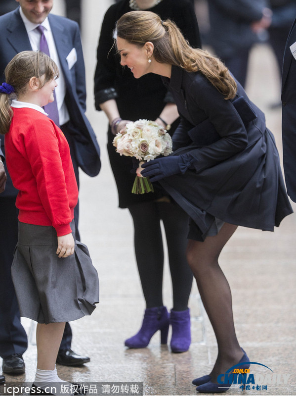 英國凱特王妃出席慈善活動 穿黑絲秀美腿不畏寒冬