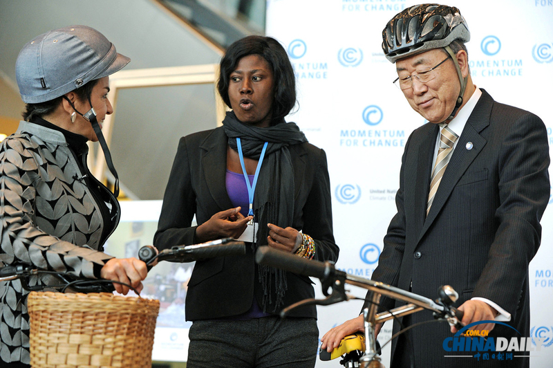 潘基文華沙氣候大會騎竹單車坐塑料瓶沙發 宣傳環保