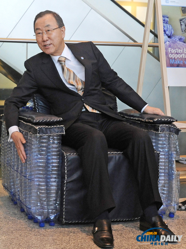 潘基文華沙氣候大會騎竹單車坐塑料瓶沙發 宣傳環保