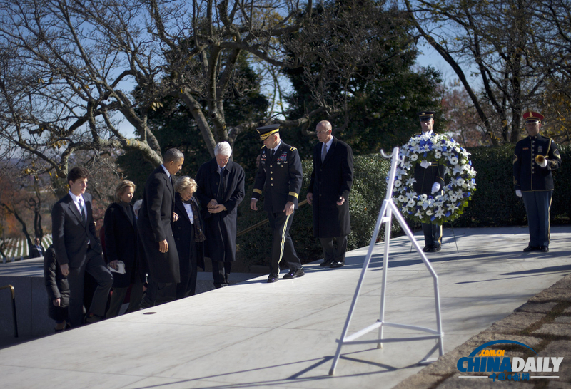 奧巴馬和克林頓一起攜夫人緬懷肯尼迪并獻花圈
