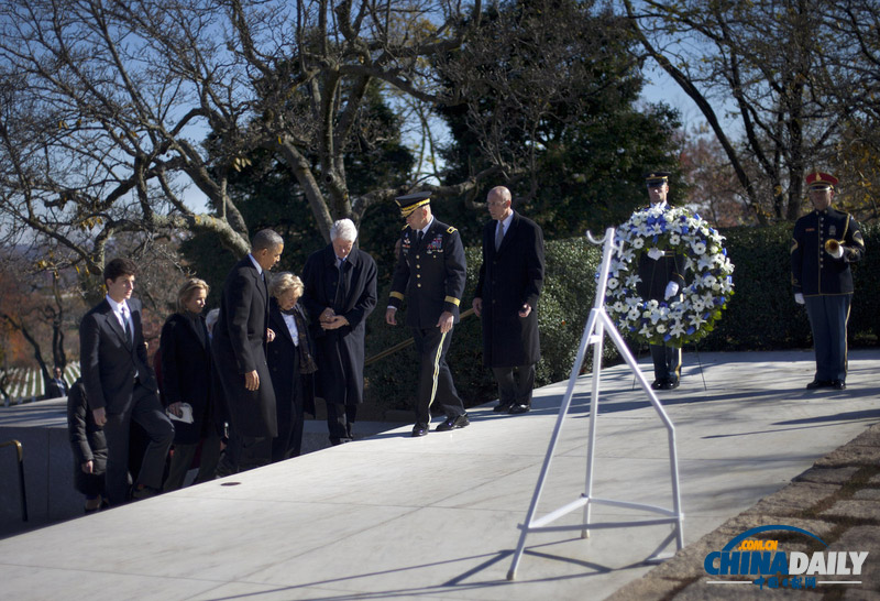 奧巴馬和克林頓一起攜夫人緬懷肯尼迪并獻花圈
