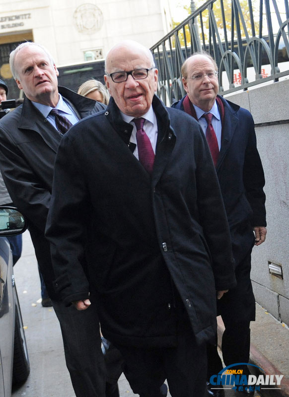 鄧文迪與默多克離開法院 苦臉VS笑臉