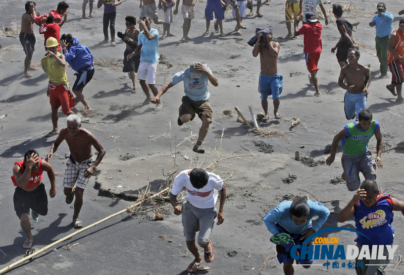 菲律賓空軍向臺風災區(qū)投擲糧食 災民奔跑搶奪