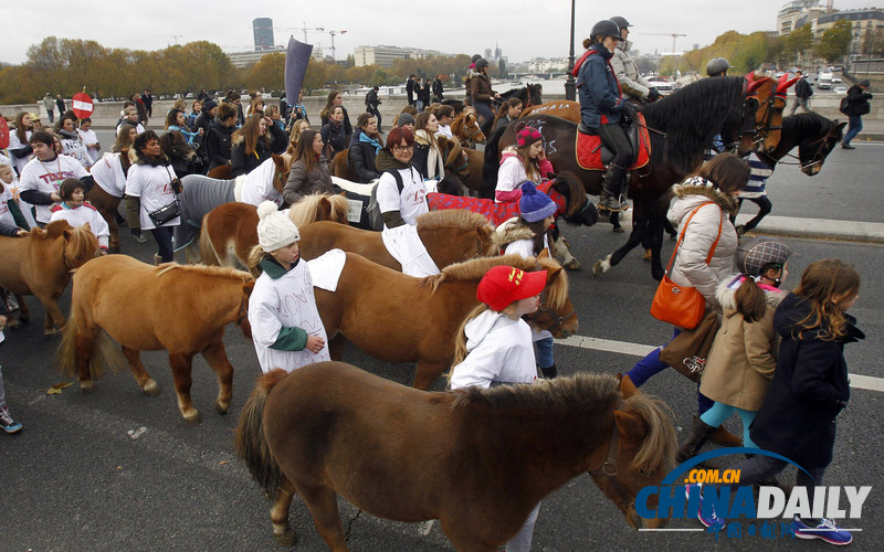 法國民眾騎馬上街抗議增加營業(yè)稅