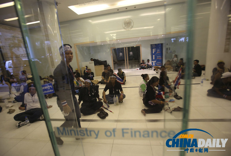 泰國(guó)反對(duì)派“占領(lǐng)”財(cái)政部 逼英拉下臺(tái)