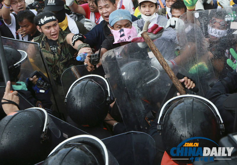 泰國(guó)反對(duì)派“占領(lǐng)”財(cái)政部 逼英拉下臺(tái)