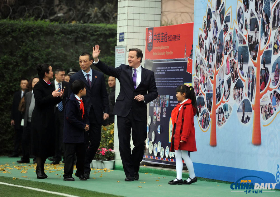 卡梅倫訪問成都 與中國(guó)小學(xué)生交流互動(dòng)、打乒乓球