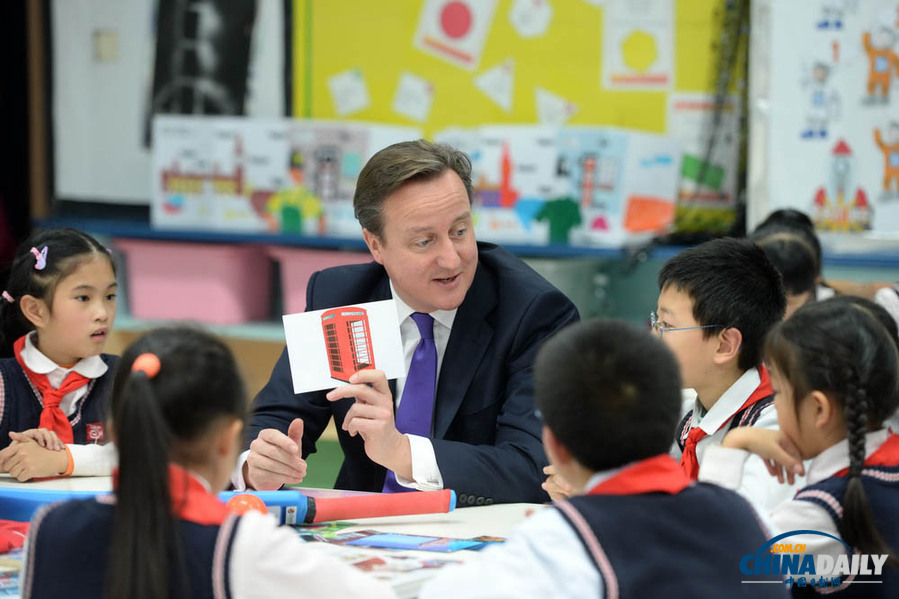 卡梅倫訪問成都 與中國小學生交流互動、打乒乓球