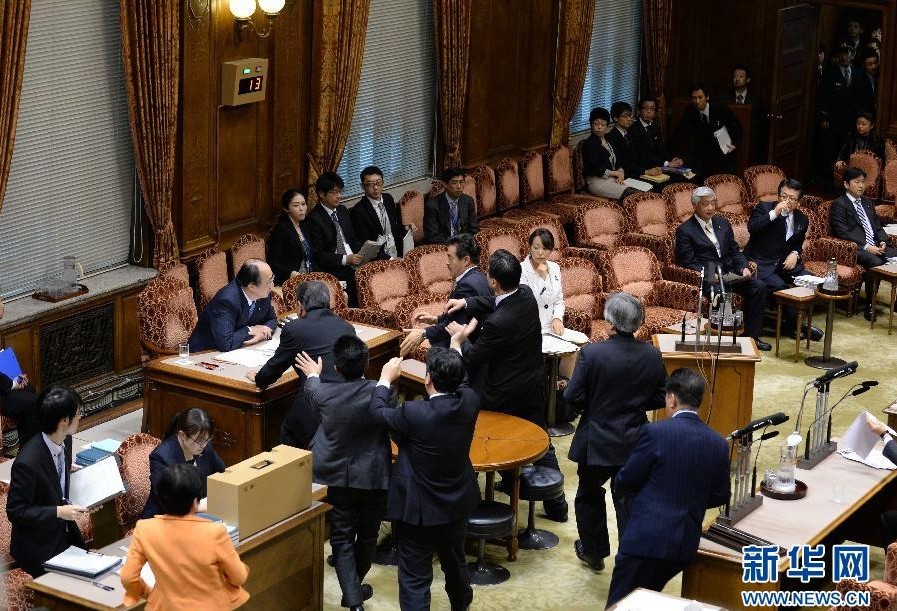 日本參院特委會強行通過《特定秘密保護法案》議員曾爬上桌子抗議