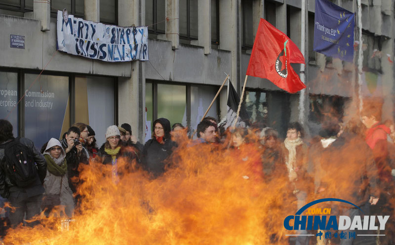 比利時市民點燃火堆抗議歐盟峰會議題